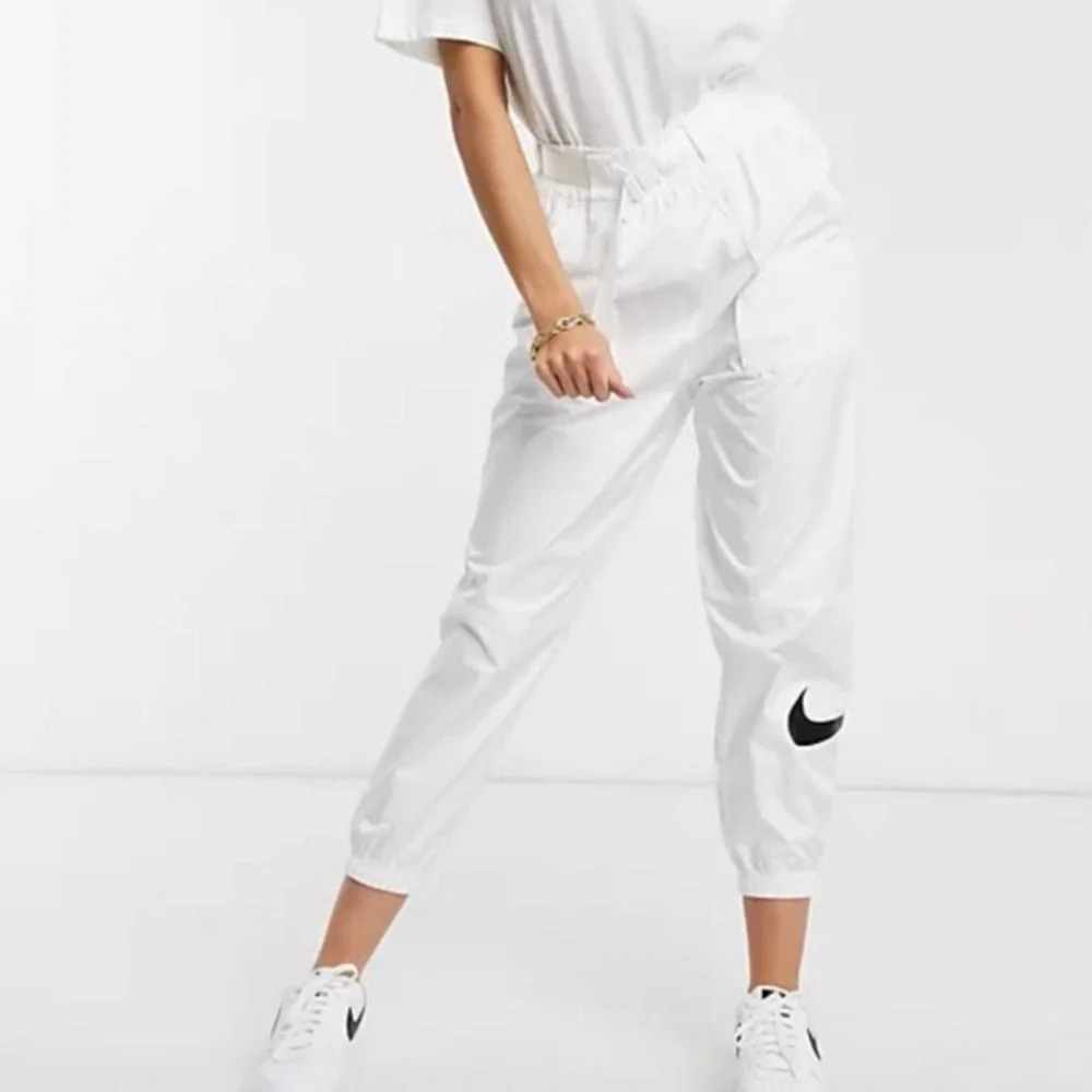 Nike Sportswear Swoosh Tapered Windbreaker Joggers White DB3866-100 Size L New